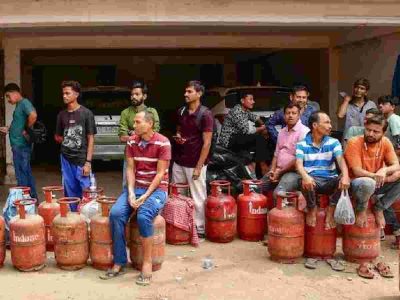 Delhi: LPG supply crisis halts kitchens, street vendors across several locations
