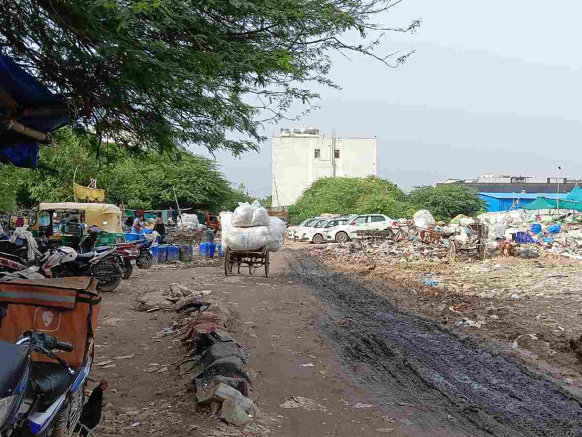 The slum at Vasant Kunj hosts numerous ragpickers and plastic recyclers empanelled with the Muncipal Corporation of Delhi (MCD)