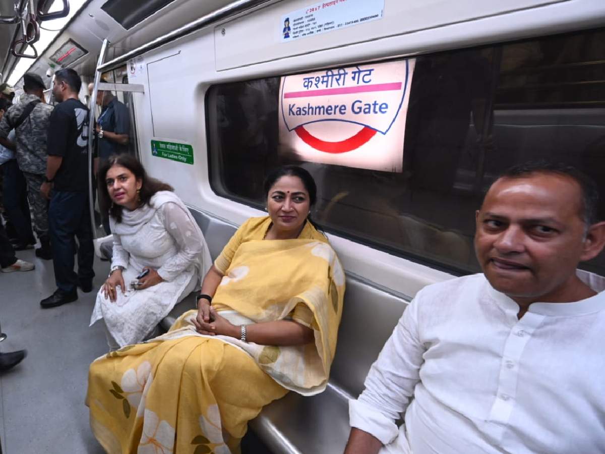 Delhi Chief Minister Rekha Gupta travelled by Metro from Kashmere Gate to ITO station