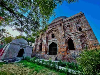 A small tomb adjoining Bijri Khan Tomb belongs toTughlaq period