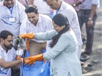 Delhi CM participates in Yamuna cleanliness drive