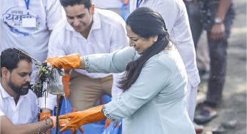 Delhi CM participates in Yamuna cleanliness drive