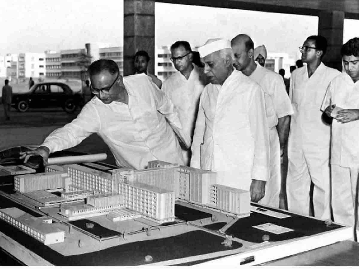 Jawaharlal Nehru being shown a model of AIIMS