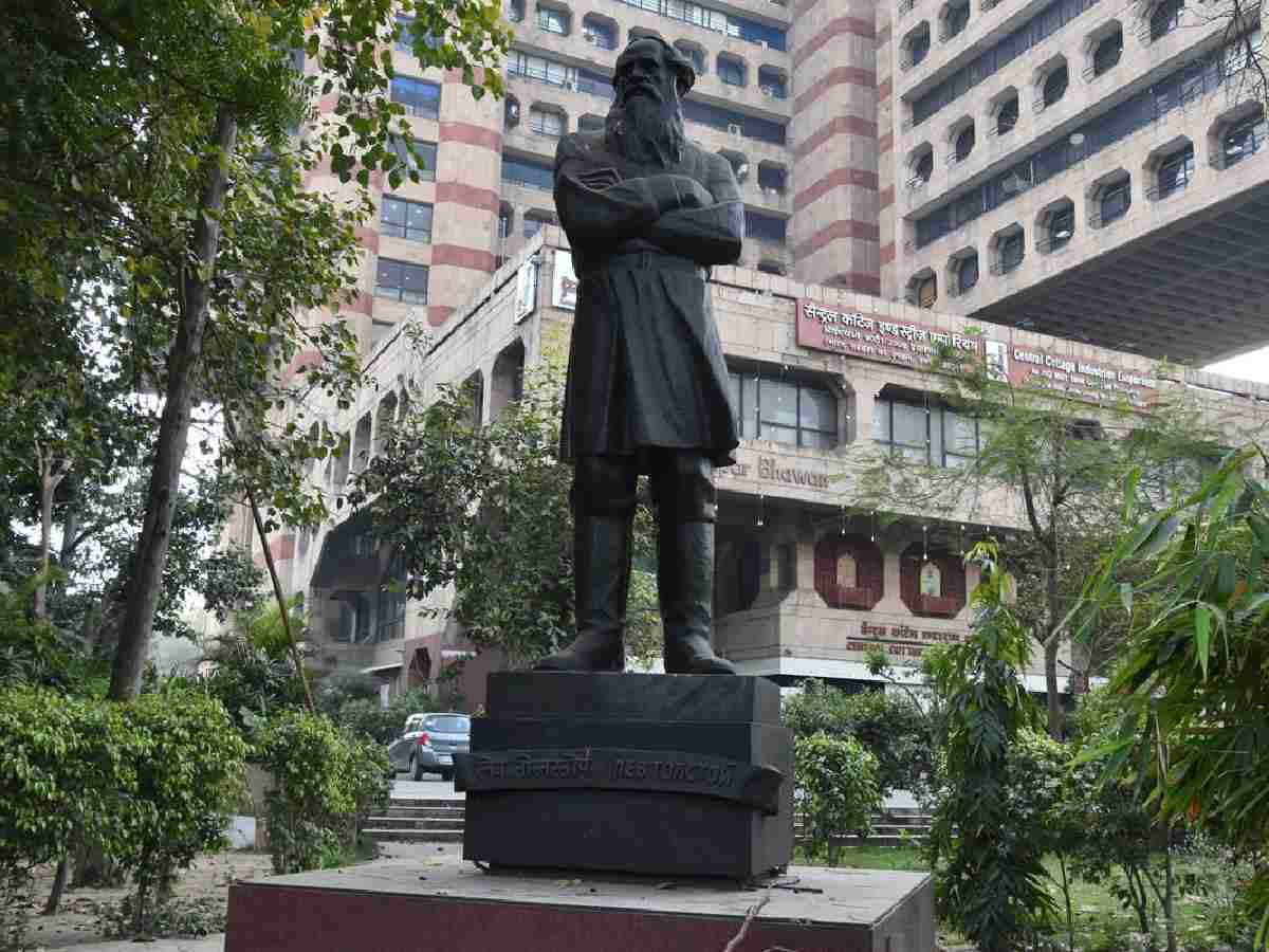 Statue of Leo Tolstoy at Janpath