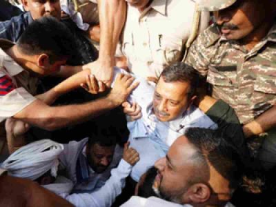 Arvind Kejriwal detained by Delhi Police while marching to Jantar Mantar