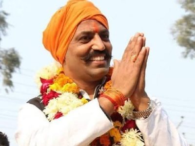 Saffron-clad groups roam Delhi streets, assault protesters; Hindu Raksha Dal chief claims responsibility