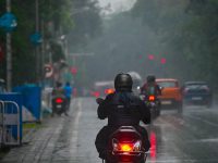 Heavy rain brings traffic to a crawl across Delhi, commuters stranded