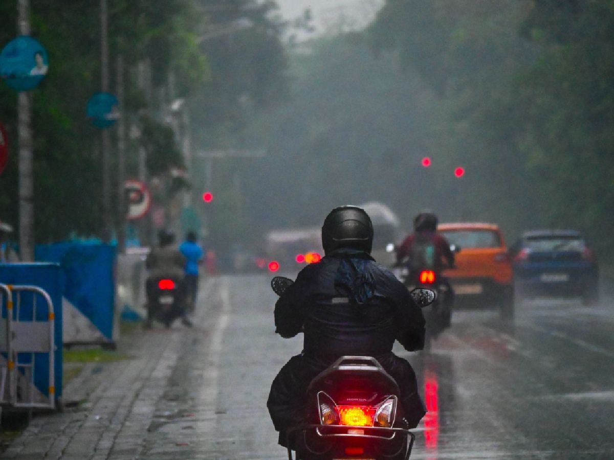 Heavy rain brings traffic to a crawl across Delhi, commuters stranded
